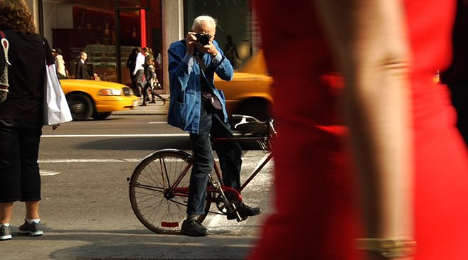 Bill Cunningham shooting his documental on the street in New York