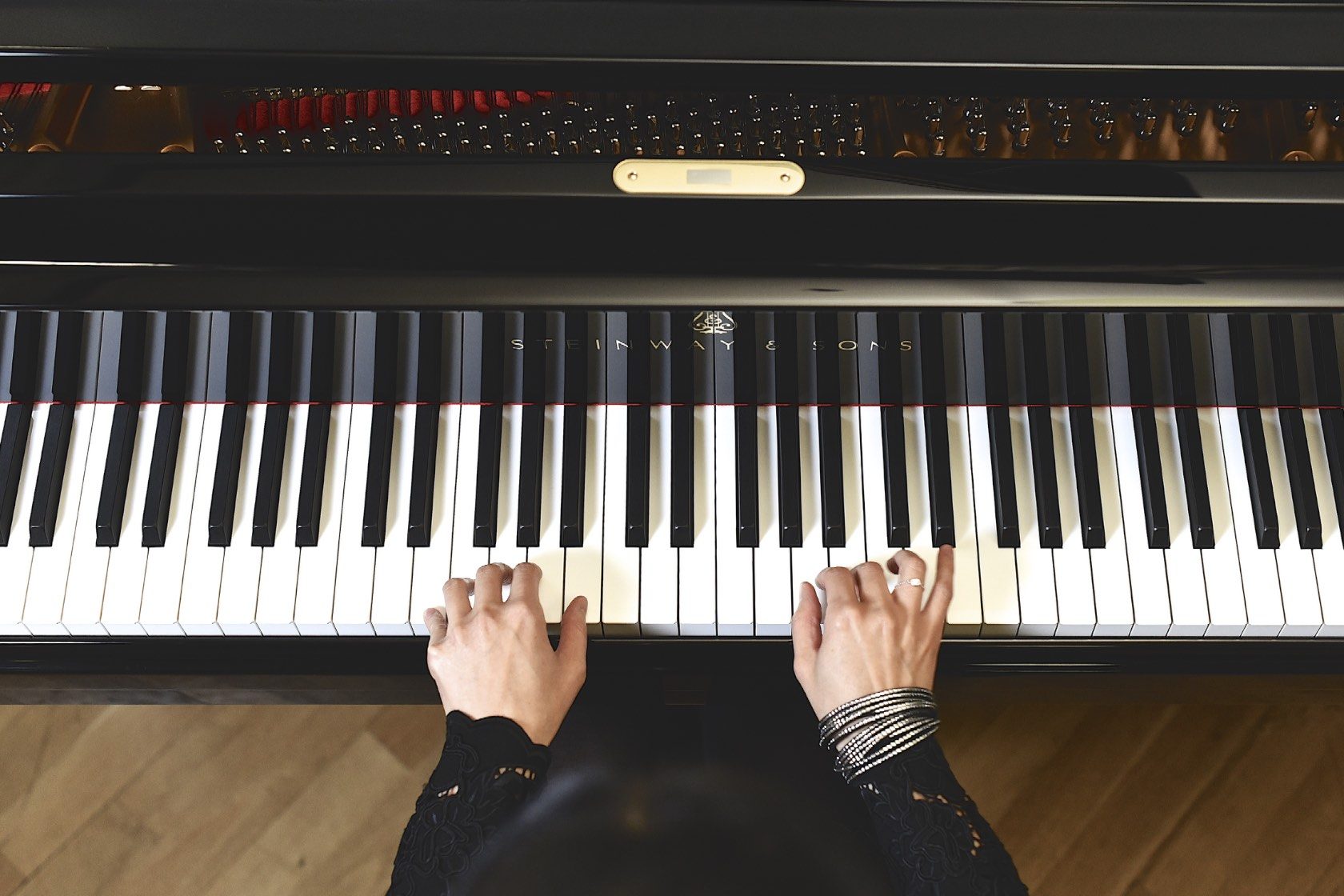 Aisa ljiri playing piano. Photo: Lugermad