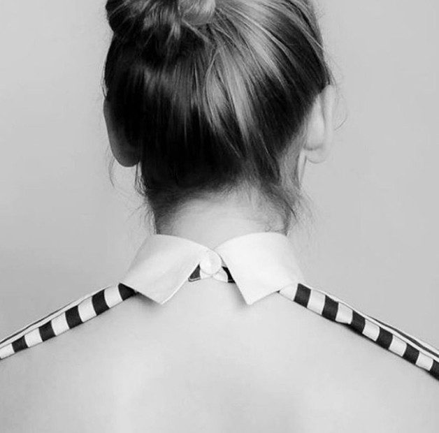 Stripe-edged backless shirt stripe trend