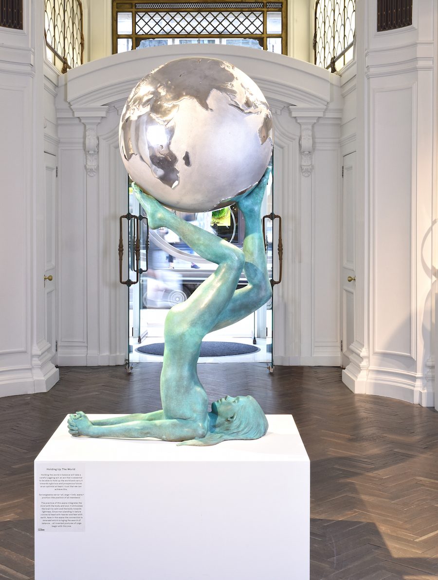 Lorenzo Quinn Holding Up the World 2016