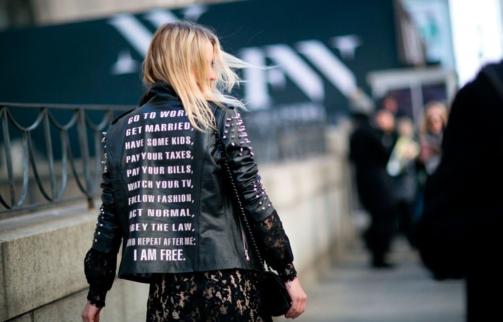 Jackets with back message, the trend to invest in